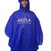 Capa de lluvia azul