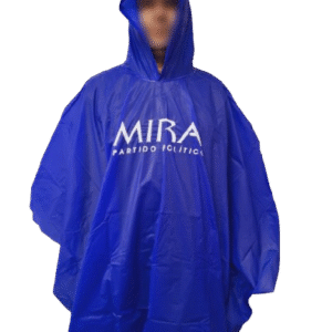 Capa de lluvia azul