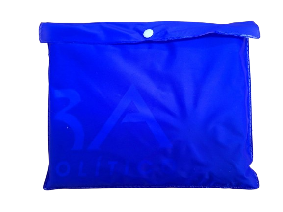 Capa de lluvia azul